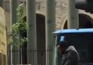 Matteo Salvini bastona l'immigrato: "Spenna un piccione in mezzo alla strada. A casa!"