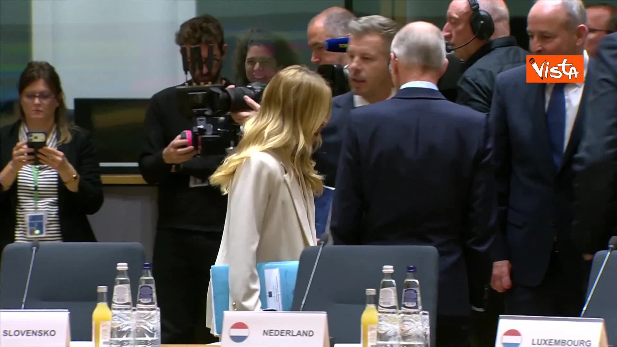 Meloni al Consiglio Ue parla e scherza con Premier Lettonia Andris Kulbergs