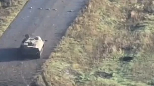 Ucraina, il blindato russo si suicida su una mina: il video sconvolge il mondo
