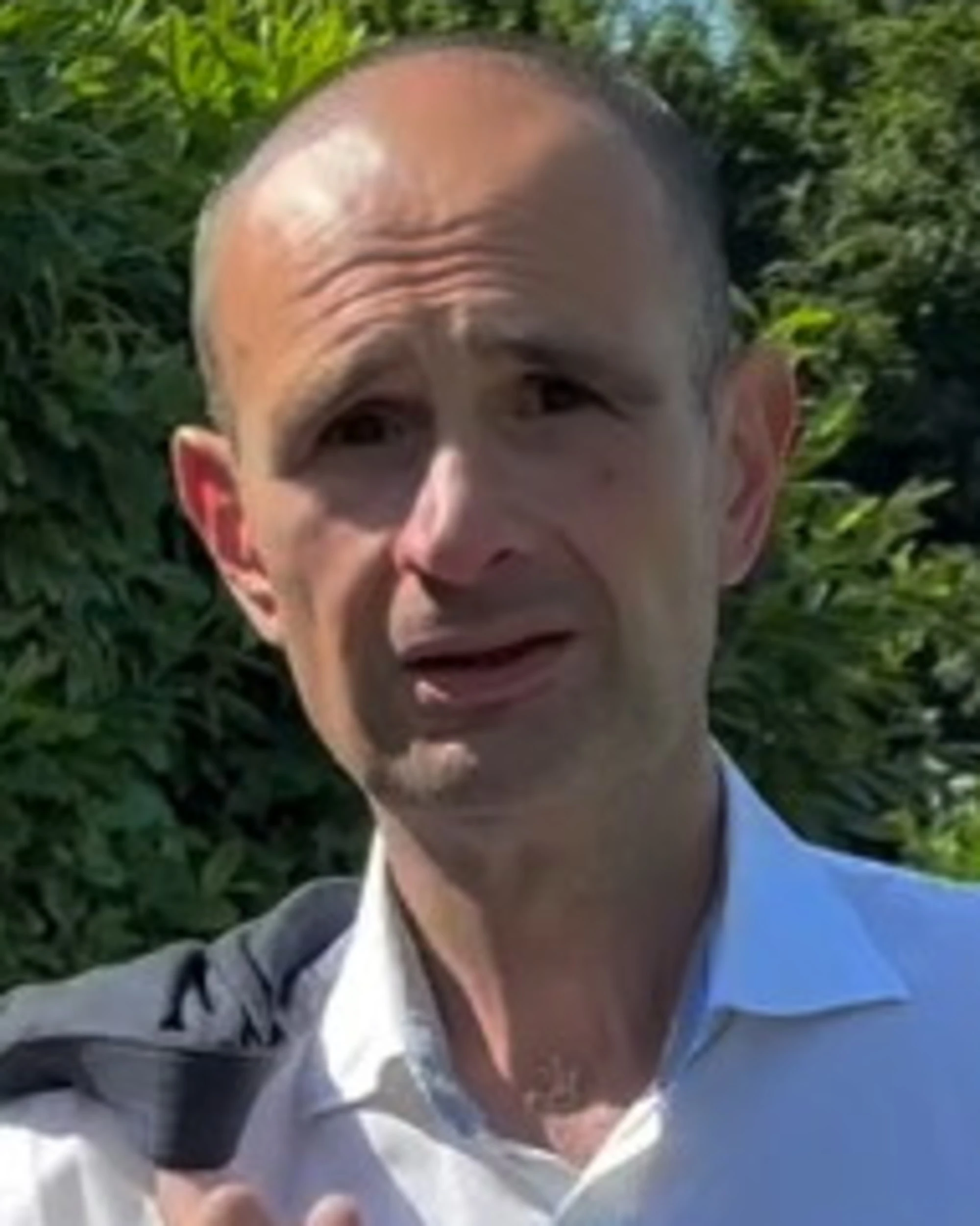 Opera, il sindaco leghista insegue e blocca i ladri rom