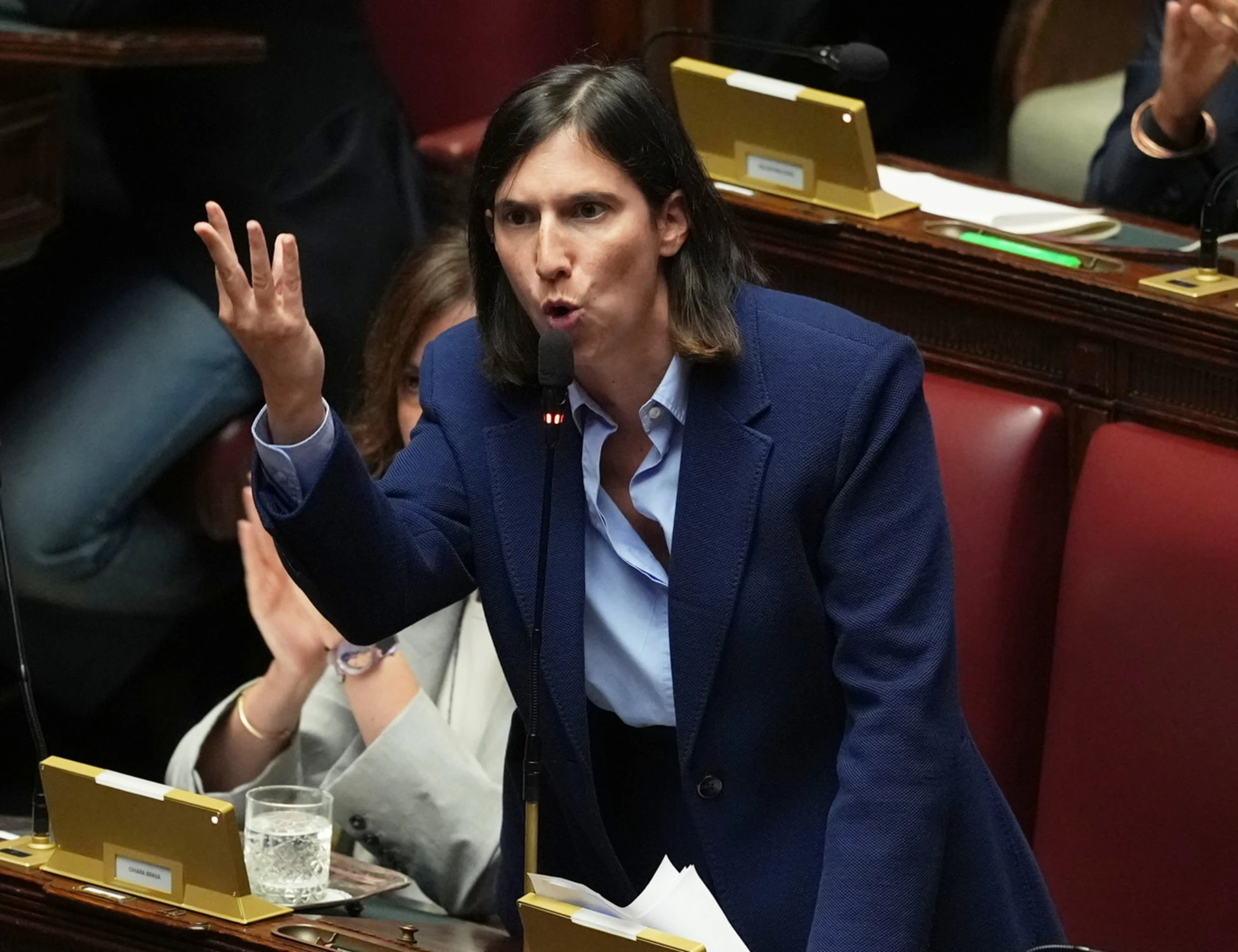 Schlein in aula alla Camera, "noi uniti e voi divisi": come fa ridere tutti