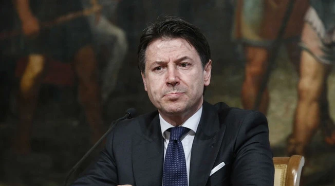Giuseppe Conte, foto senza mascherina: "Viola le sue stesse norme anti-Covid", la smentita peggiora le cose