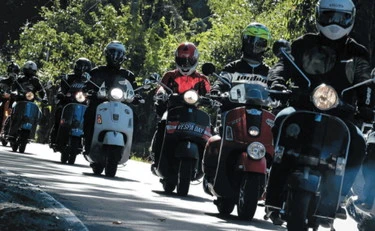 Vespa? Non chiamatelo scooter: è vero amore tra passione, cadute e risalite