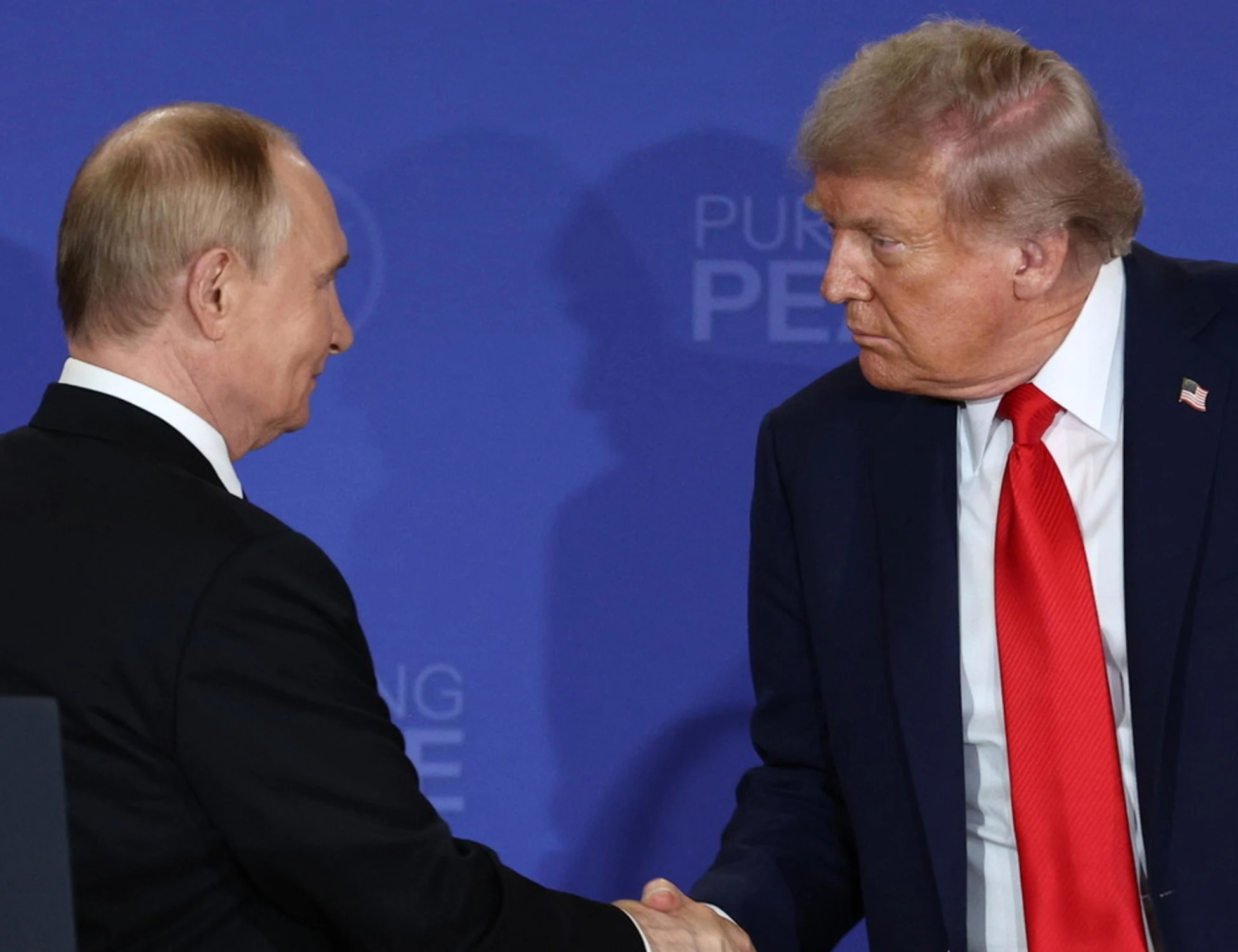 Trump-Putin, il caso inquietante dopo il vertice: “Trovati documenti riservati”