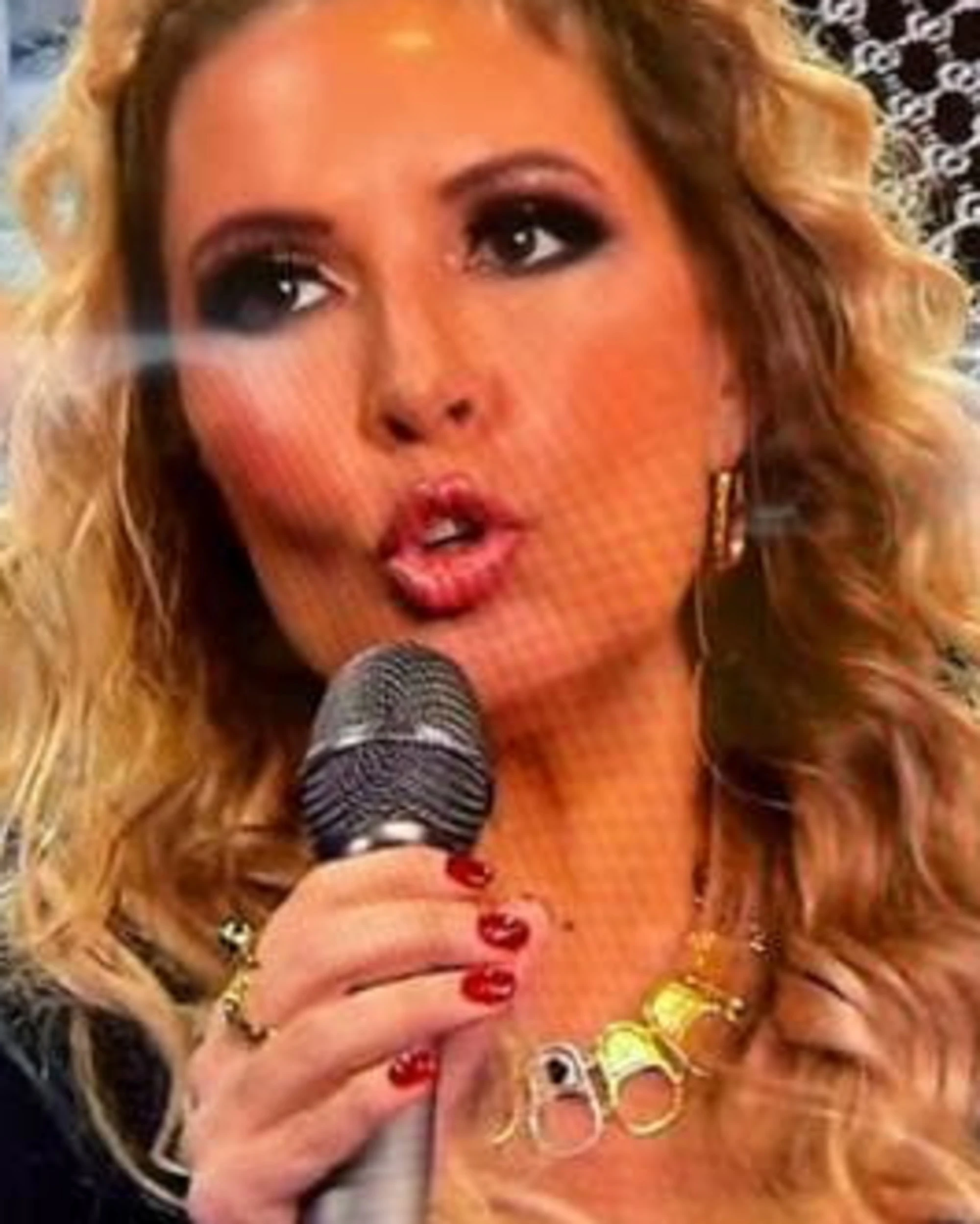 Selvaggia Lucarelli vede truffe ovunque: la giustiziera dalla mira sbilenca