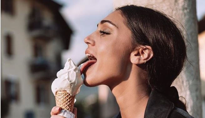 Cecilia Rodriguez, la foto mentre lecca il gelato spacca i suoi fan: "Volgare? Ma se voi..."