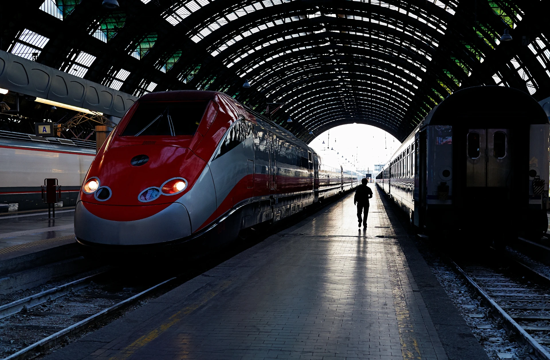 Frecciarossa, l'annuncio clamoroso del capotreno all'alba: "Non partiamo, i macchinisti sono ubriachi"
