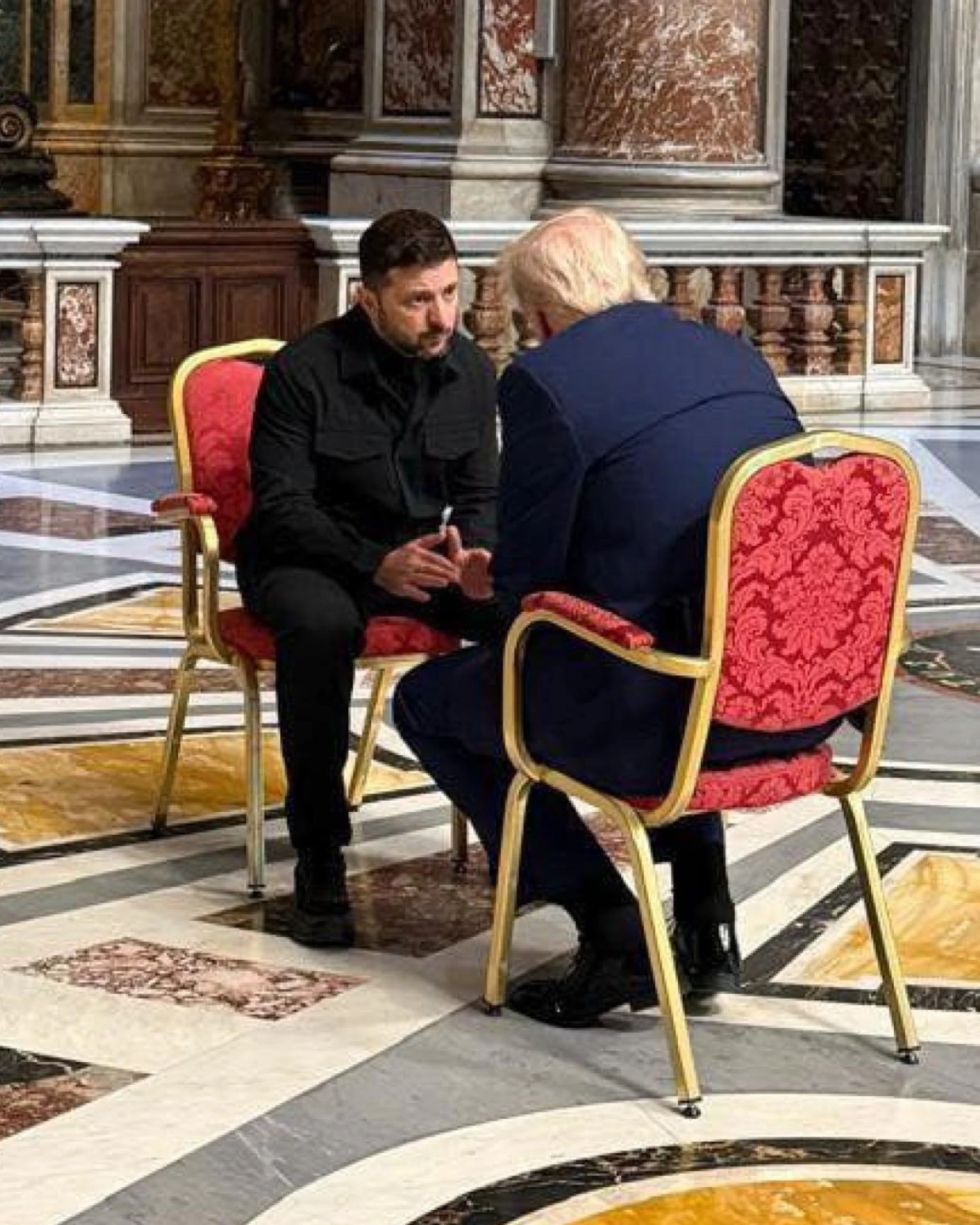 Trump e Zelensky, incontro ai funerali del Papa: momento storico