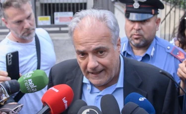 https://media.liberoquotidiano.it/KdM-6nRxY5g1b1aG5QiDHEeQs1NohFW5i2c0tt3L3SU/width:800/quality:90/aW1hZ2VzLzIwMjUvMDkvMjAvMDg0ODEzNjg1LTdlNTNiYWE4LWU2ZGQtNDRjNS05YzJjLWMzZThkZjkxMjcyMy5qcGc.webp