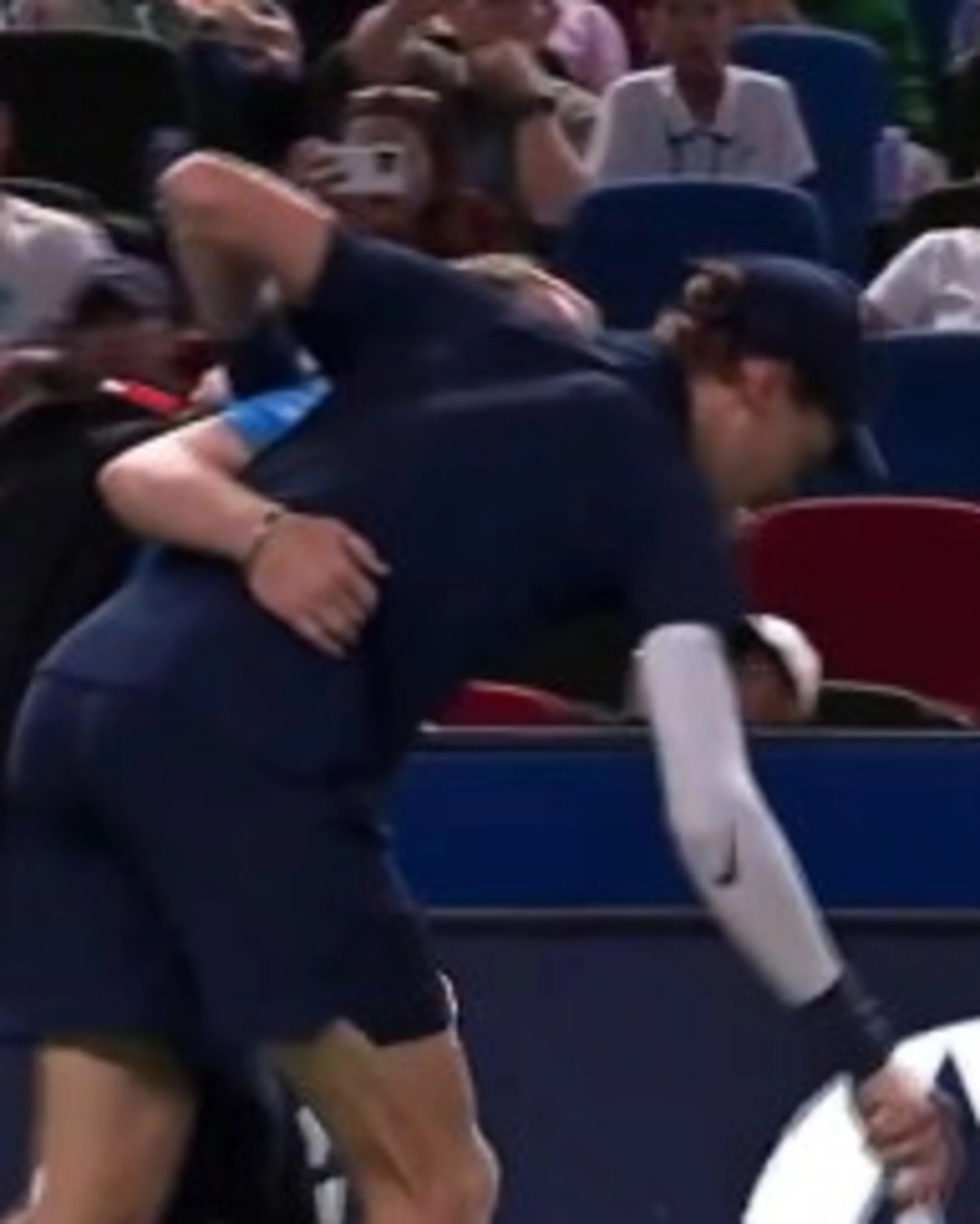 Jannik Sinner si ritira al Masters di Shanghai: infortunio in campo