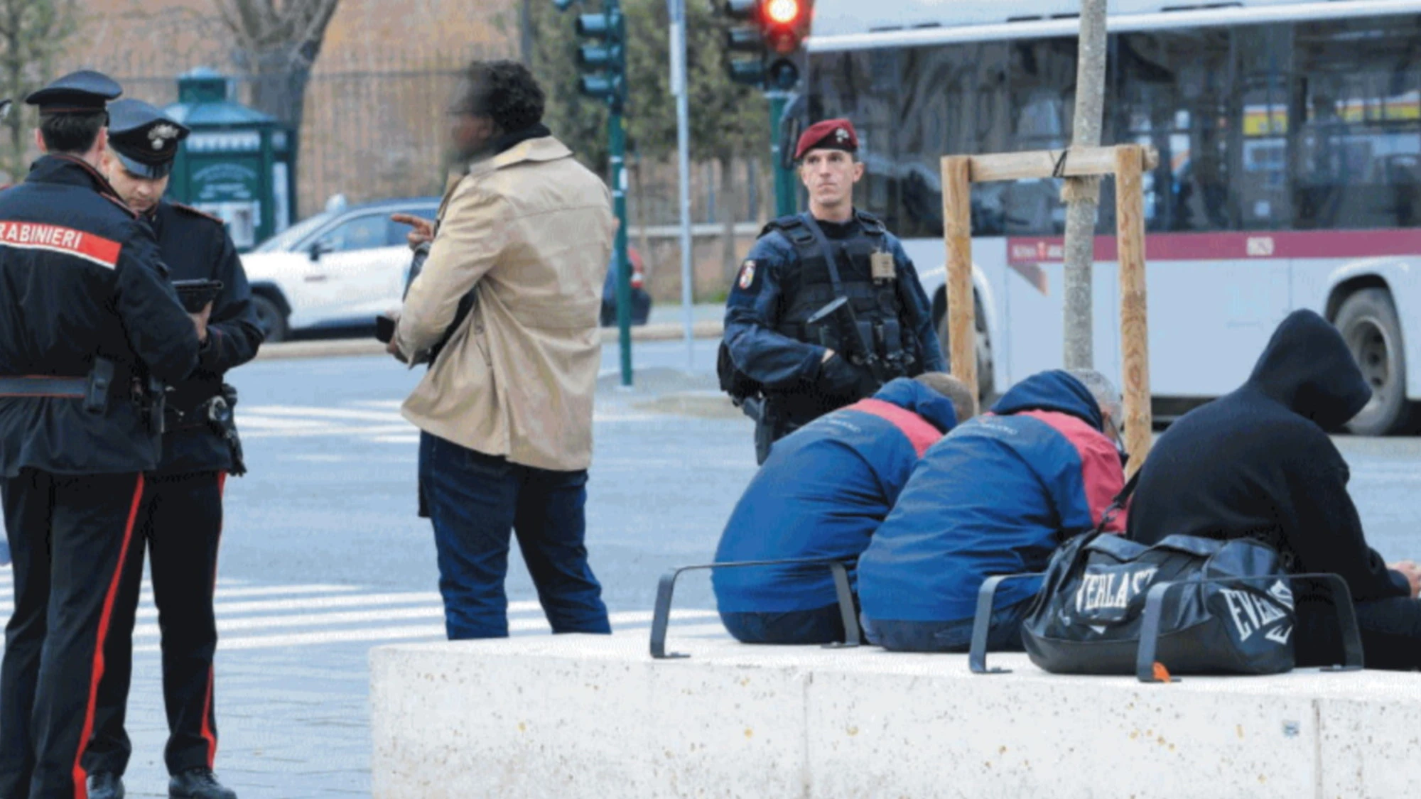 Le forze dell'ordine catturano, i giudici liberano