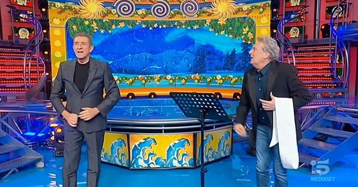 Striscia la Notizia, "due pir***". Poi una scena sconcertante: Ezio Greggio ed Enzo Iacchetti, roba da matti dietro le quinte