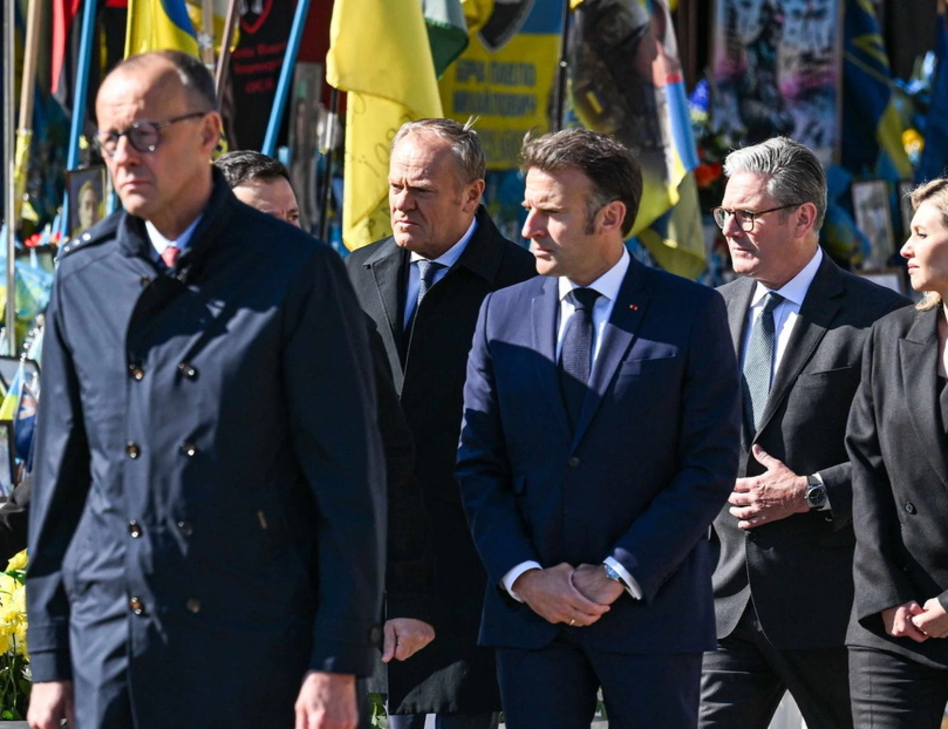 Volenterosi a Kiev. Mosca gela Macron. Trump: "Pronti a tregua da lunedì"
