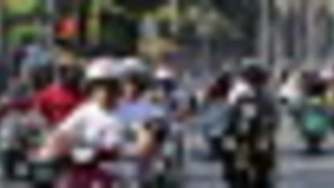 La Vespa compie 80 anni, in 25mila sfilano a Roma