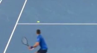 Australian Open, Djokovic fa impazzire Alcaraz: il colpo che lo schianta a rete, il serbo in semifinale 