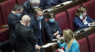 M5S contro le sue stesse regole anti-virus: tutti in Aula per timore dell'odg della Meloni, ma in sette lo votano