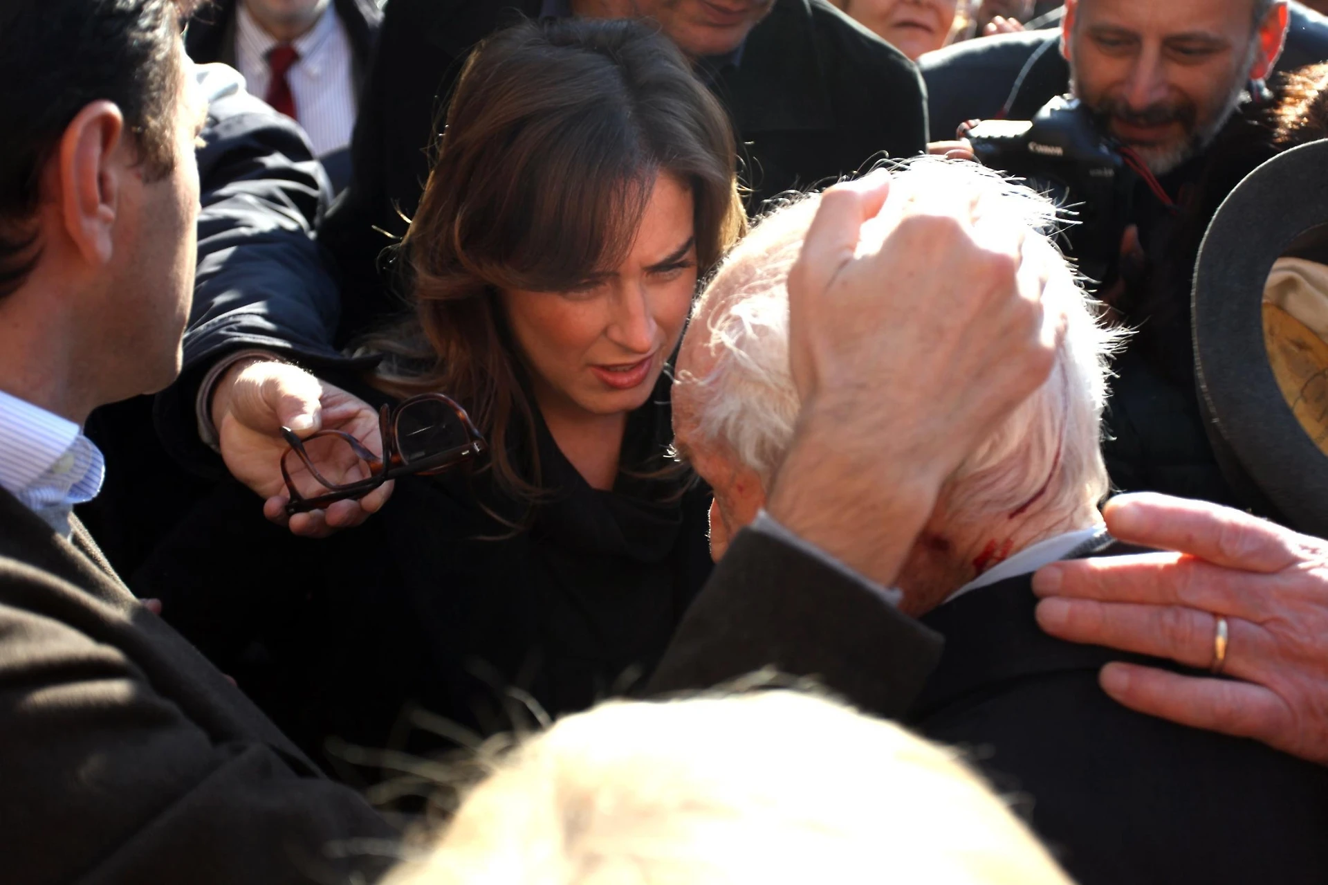 &quot;Oh c&apos;è la Boschi&quot;, è delirio: spintoni, urla, un povero 90nne abbattuto: testa spaccata