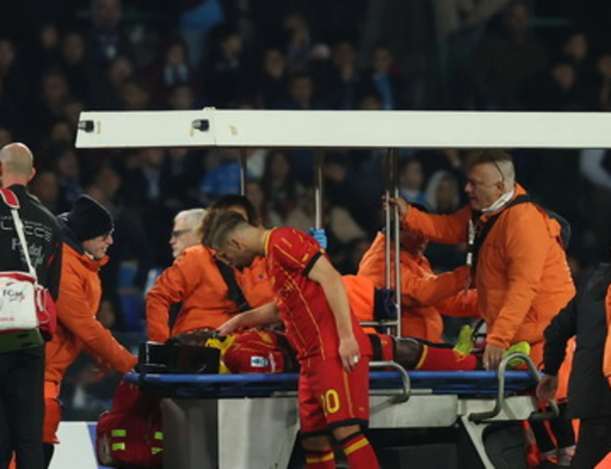 Napoli-Lecce, Banda si accascia all'improvviso: malore e paura in campo