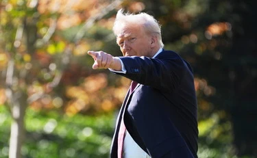 Donald Trump taglia le tasse sulle mance e riporta gli operai nelle fabbriche