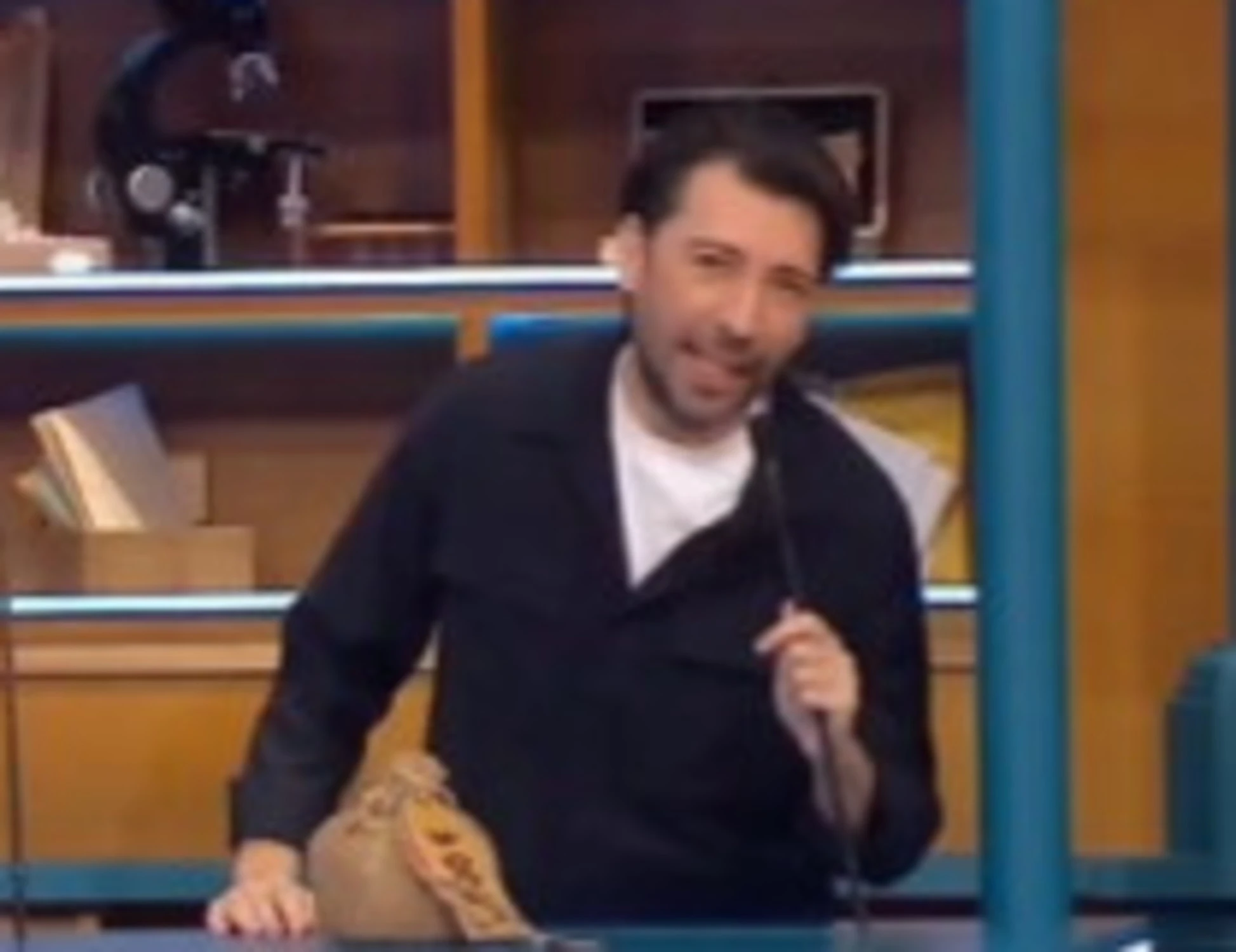 Affari tuoi, De Martino zittisce Herbert Ballerina con un gesto