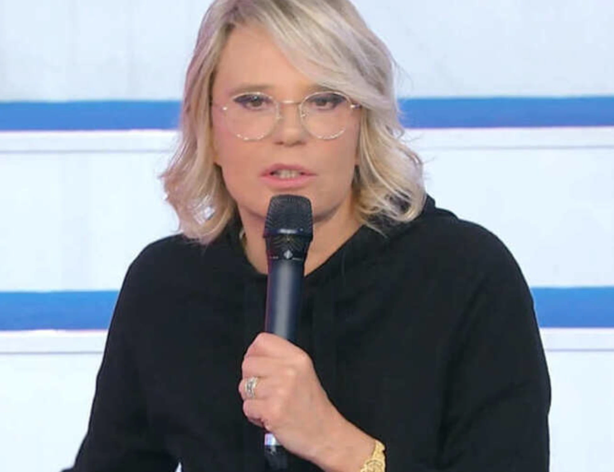 Uomini e donne, Maria De Filippi: "Fermatevi", chi viene zittito