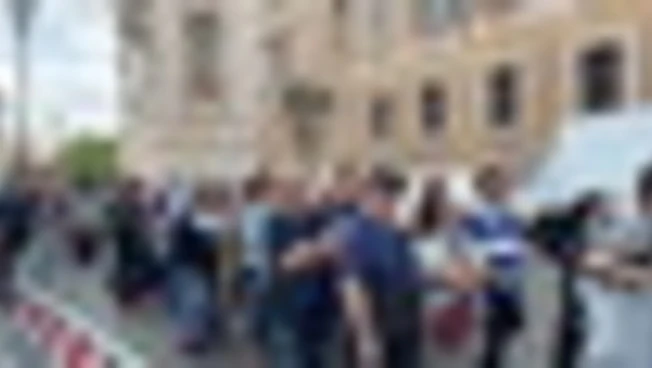 Papa Francesco, lunga fila a Santa Maria Maggiore per commemorazione