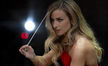 Beatrice Venezi, ghigliottina inceppata: la balla della maestra scaricata dalla Meloni