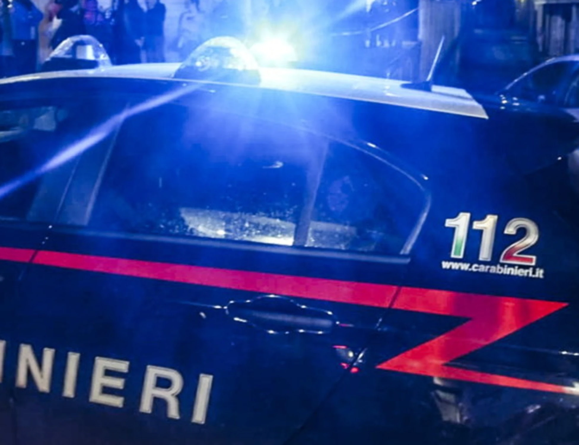 Teramo, il nipote le lancia un piatto e lei lo accoltella: la cena in famiglia degenera in rissa