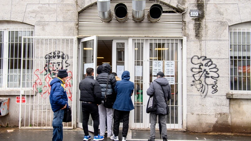Aumentano i milanesi, ma sono stranieri: il gioco sporco del Pd