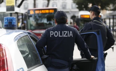 Roma, nigeriano accoltella una 28enne e semina il panico in stazione: dove lo hanno beccato
