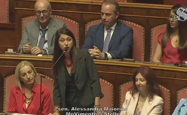 Giorgia Meloni "scodinzola": insulti al Senato, caos in aula