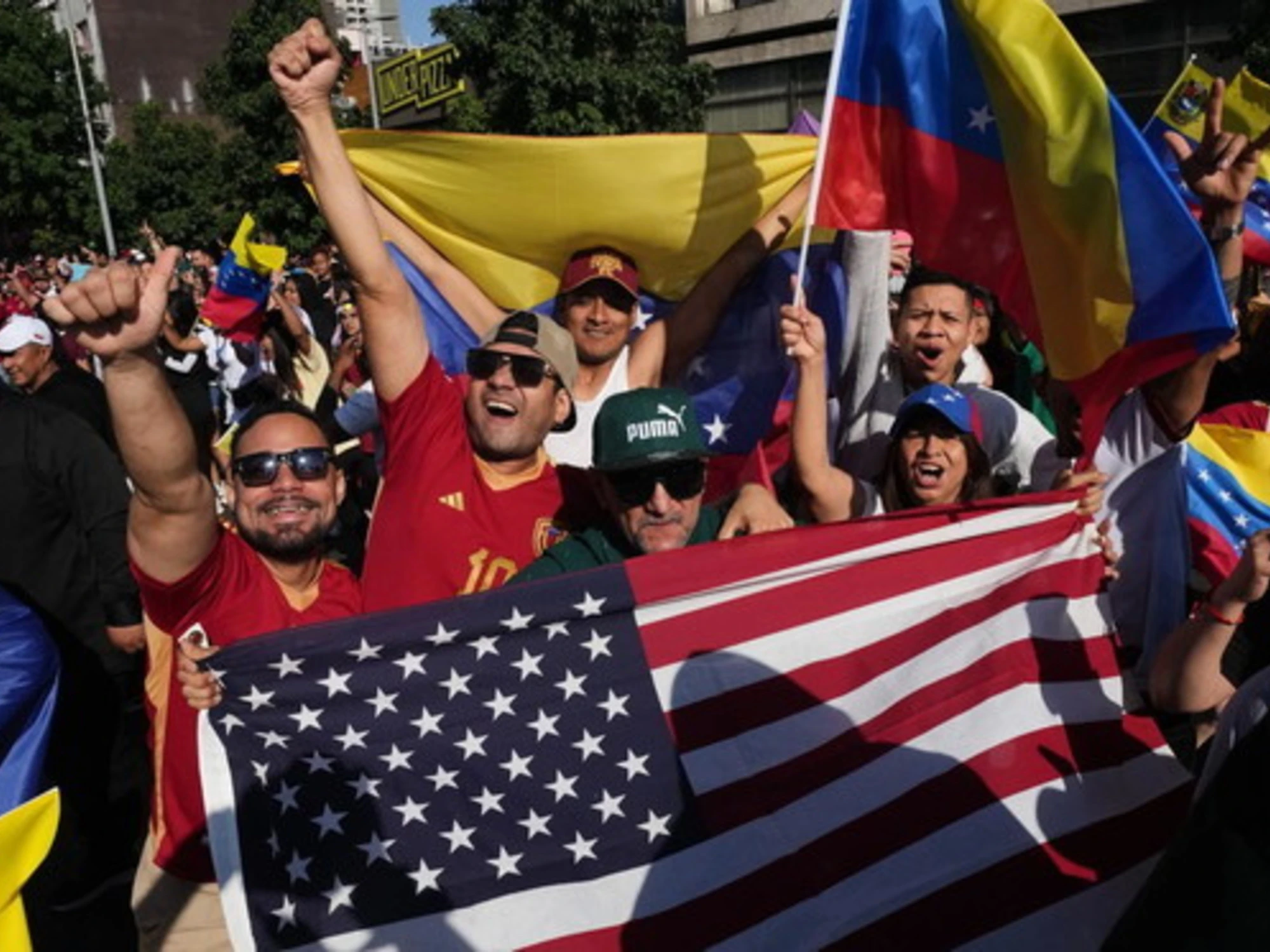 Raid Usa in Venezuela, Maduro catturato con la moglie. Trump: "Ora governiamo noi". La cronaca dell'attacco