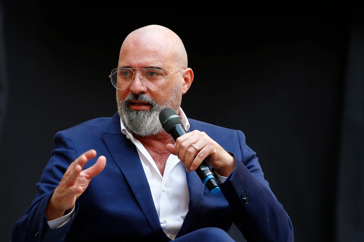 Stefano Bonaccini imbarazzato dal suo Pd: sui social scompaiono i simboli