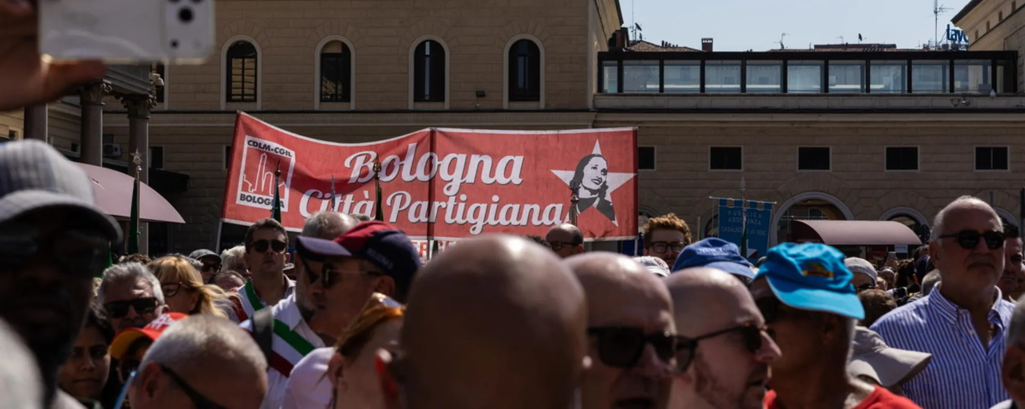 Leggi l'articolo: 2 agosto, il ricordo della strage si "mischia" con Fakir: cosa sta accadendo a Bologna