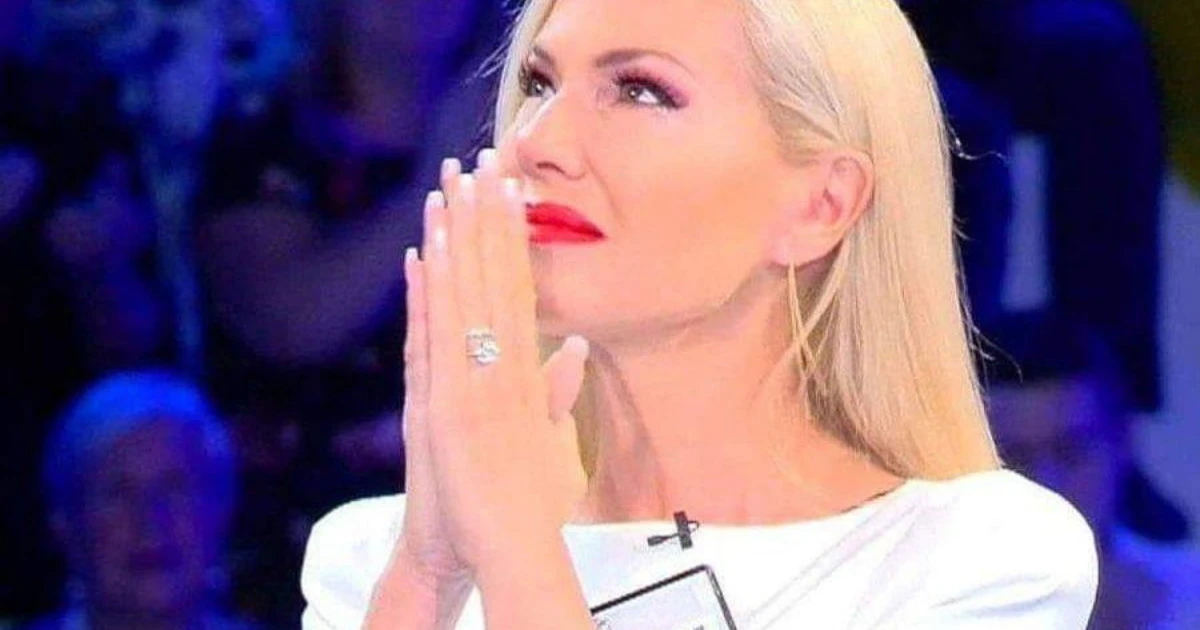 Federica Panicucci interrompe Mattino 5: "Scusate, è complicato". Troppa emozione, ad un passo dalle lacrime