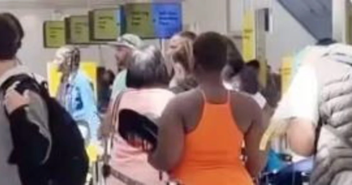 La donna in aeroporto si presenta così: "Senza mutande", sconvolgente
