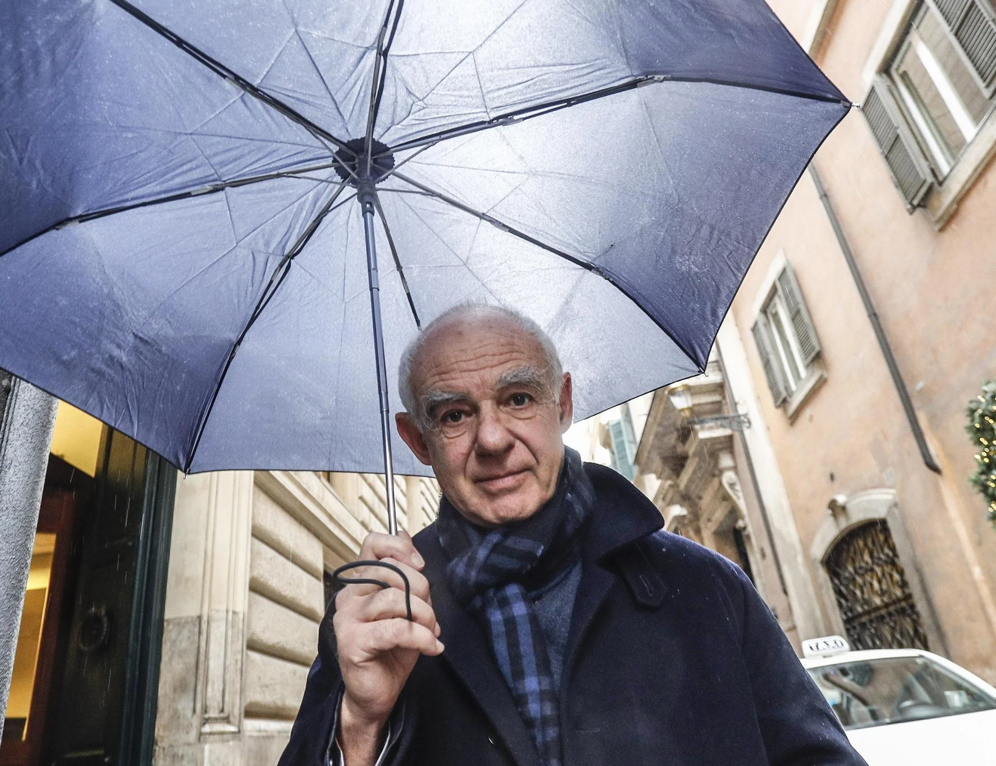 Luca Ricolfi smaschera la sinistra: "Si occupa di immigrati perché costa poco"