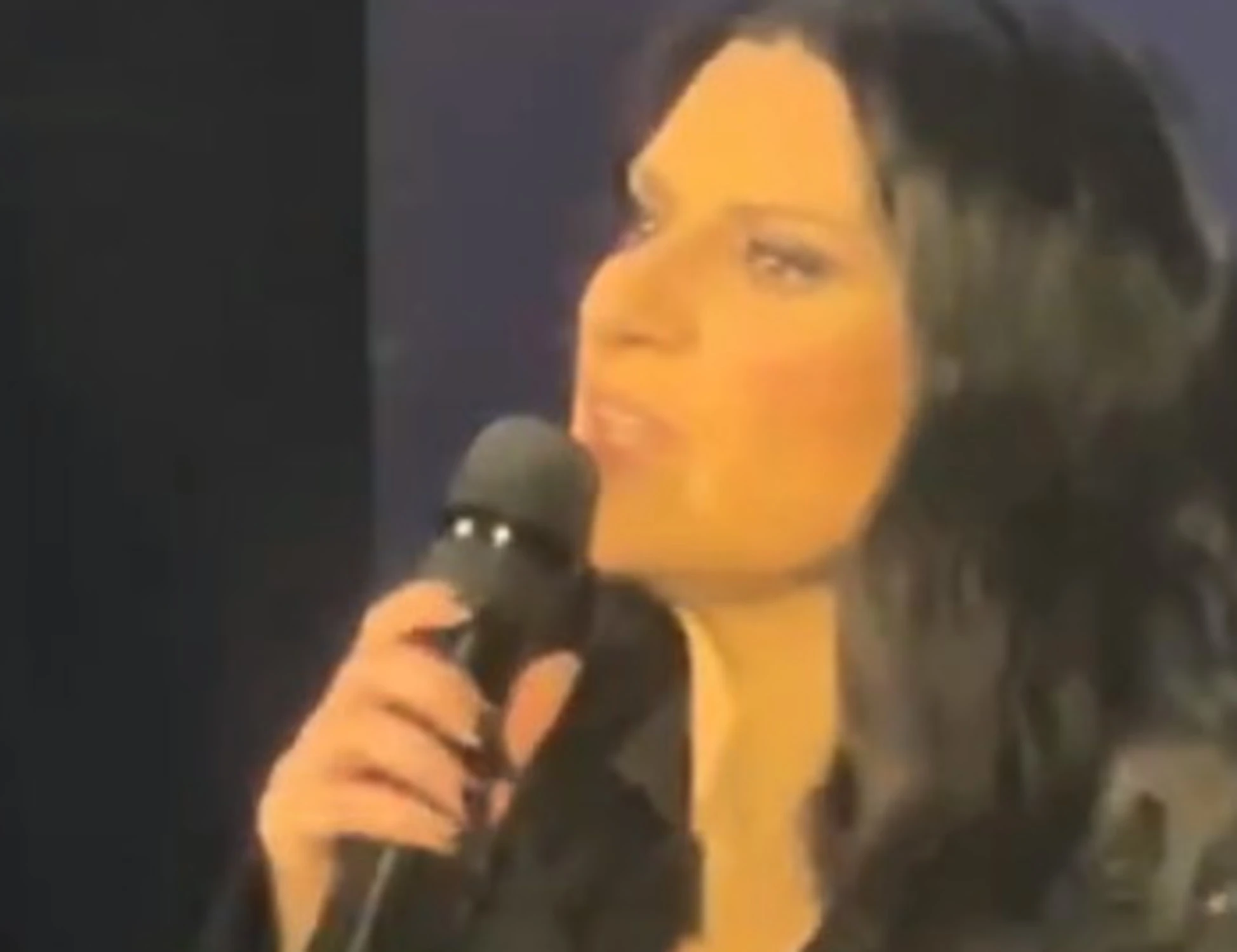 Laura Pausini, "noi dopo andiamo a s...": lezione al fan ubriaco