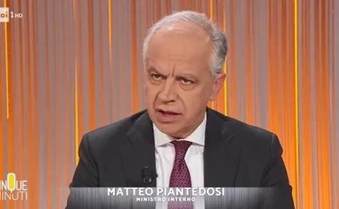 Coltelli a scuola, la stretta di Piantedosi: "Arriva il metal-detector"