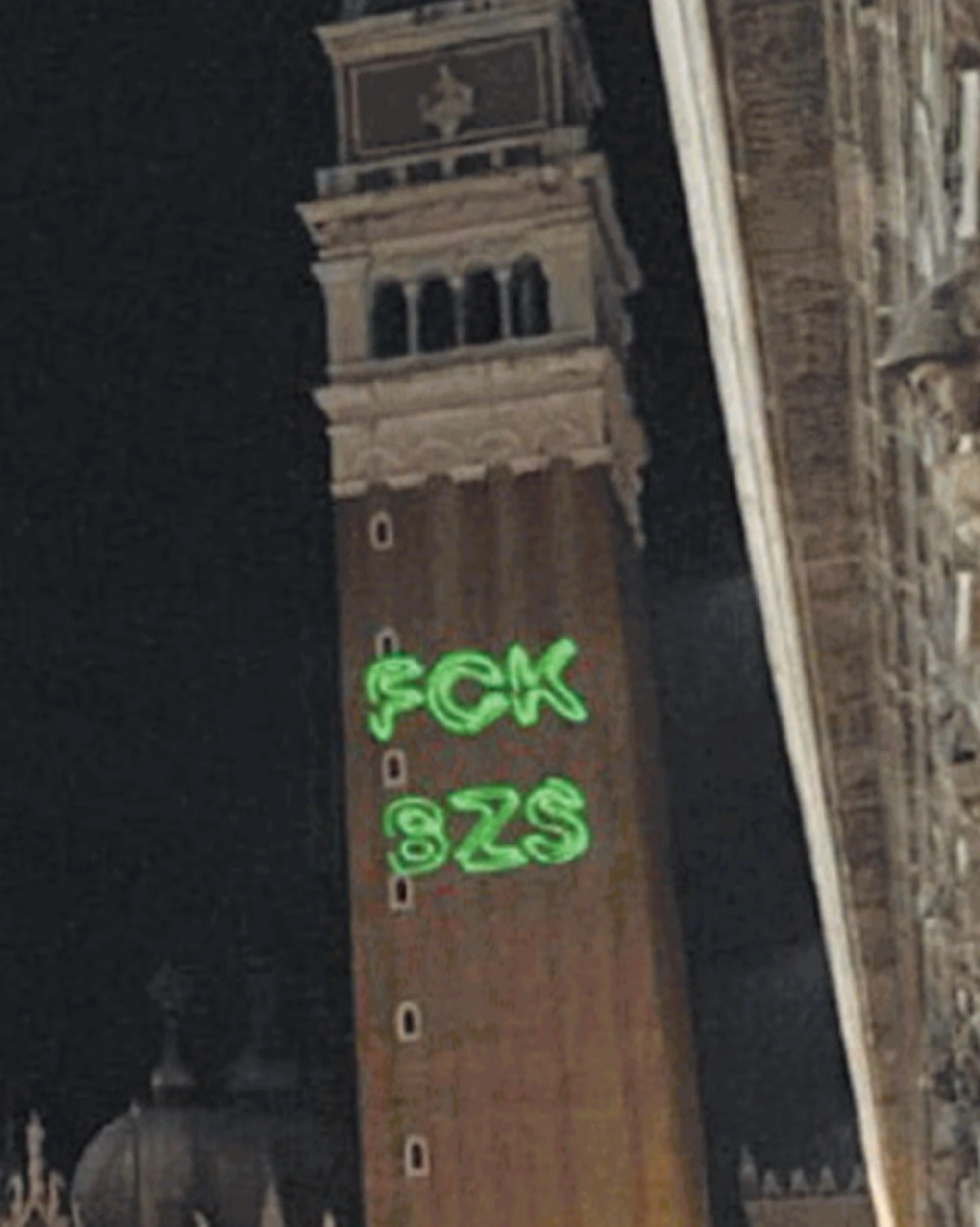 Venezia, carnevalata continua: marcia anti Bezos ma i negozianti si dissociano
