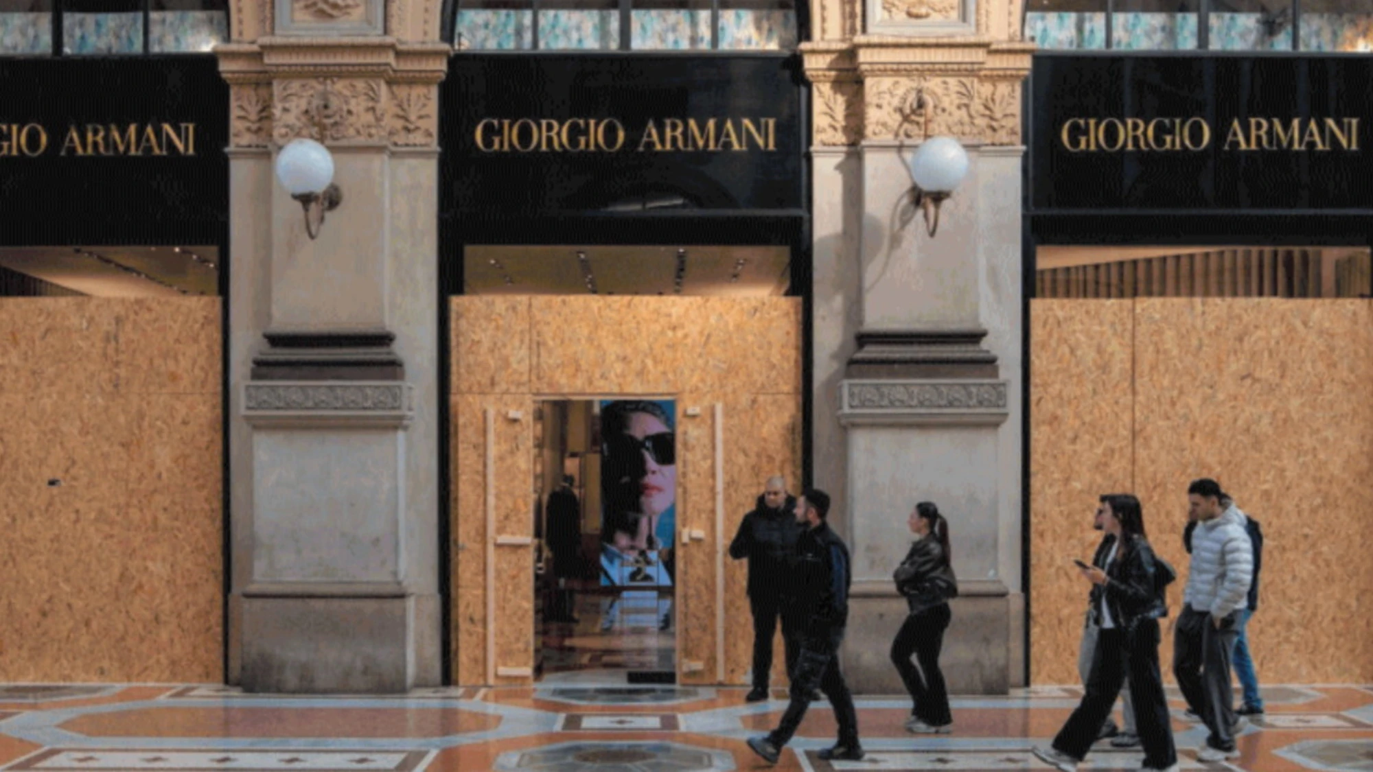 Milano, negozi blindati ma aperti: il sondaggio interno, schiaffo ai violenti
