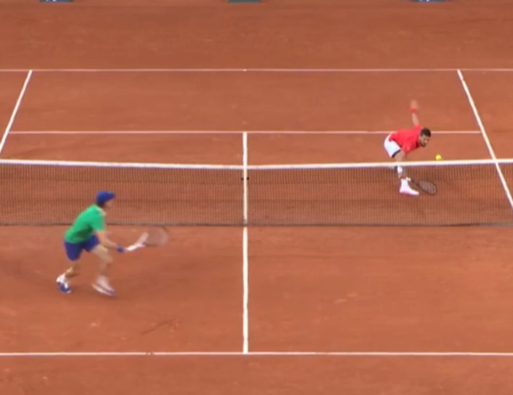 Sinner batte Djokovic, è finale al Roland Garros: lo scambio leggendario