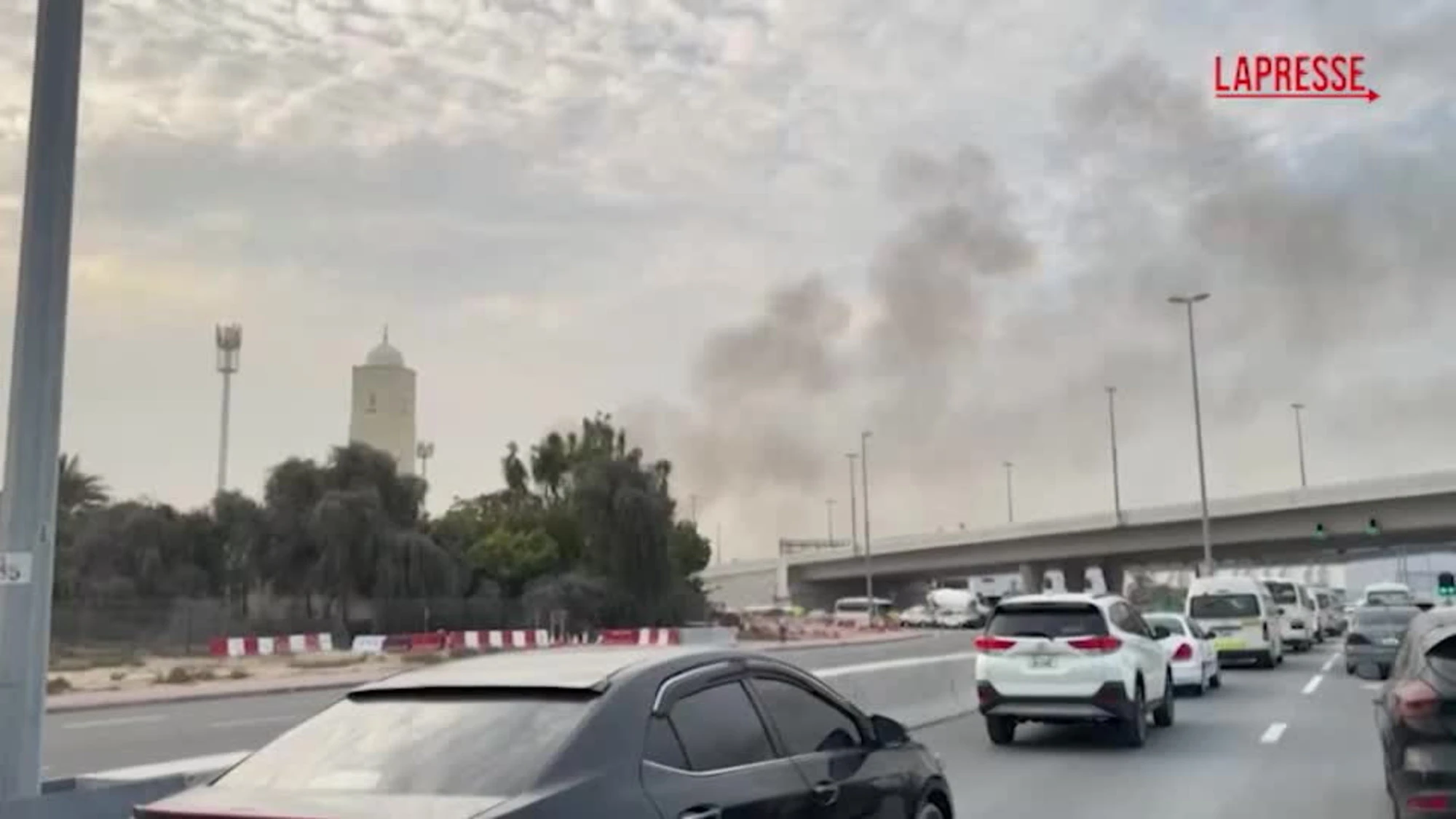 Dubai, fumo dopo un incendio in un’area industriale