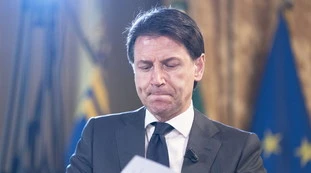 Giuseppe Conte, gaffe clamorosa davanti agli imprenditori: cita Keynes, ma sbaglia. L'ira del meloniano