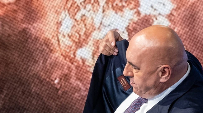 Guido Crosetto? "Ma quale gigante buono. Lui...": il rosso che sputa odio