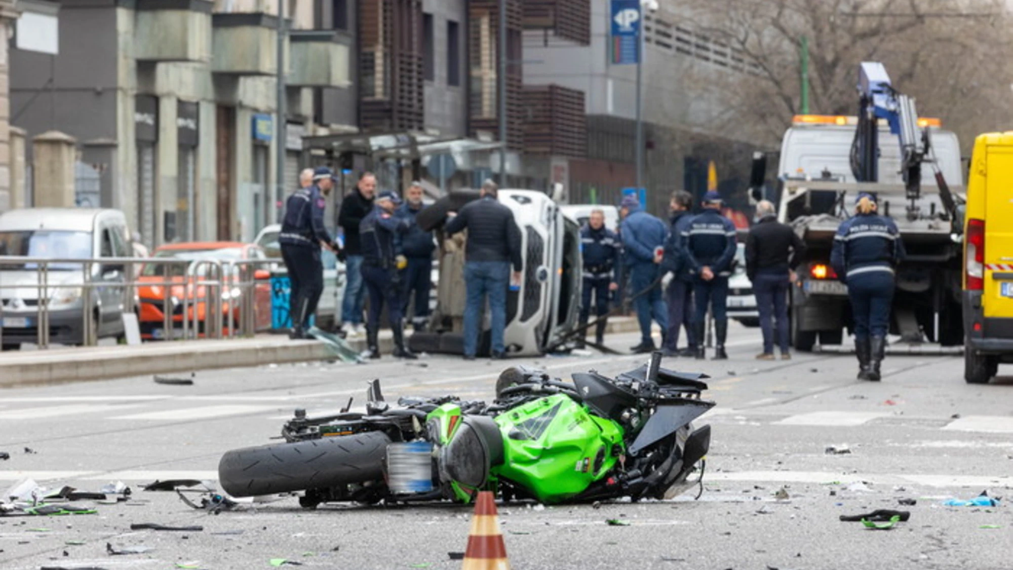 Milano, moto si schianta contro un taxi: morti due ragazzi di 20 e 23 anni
