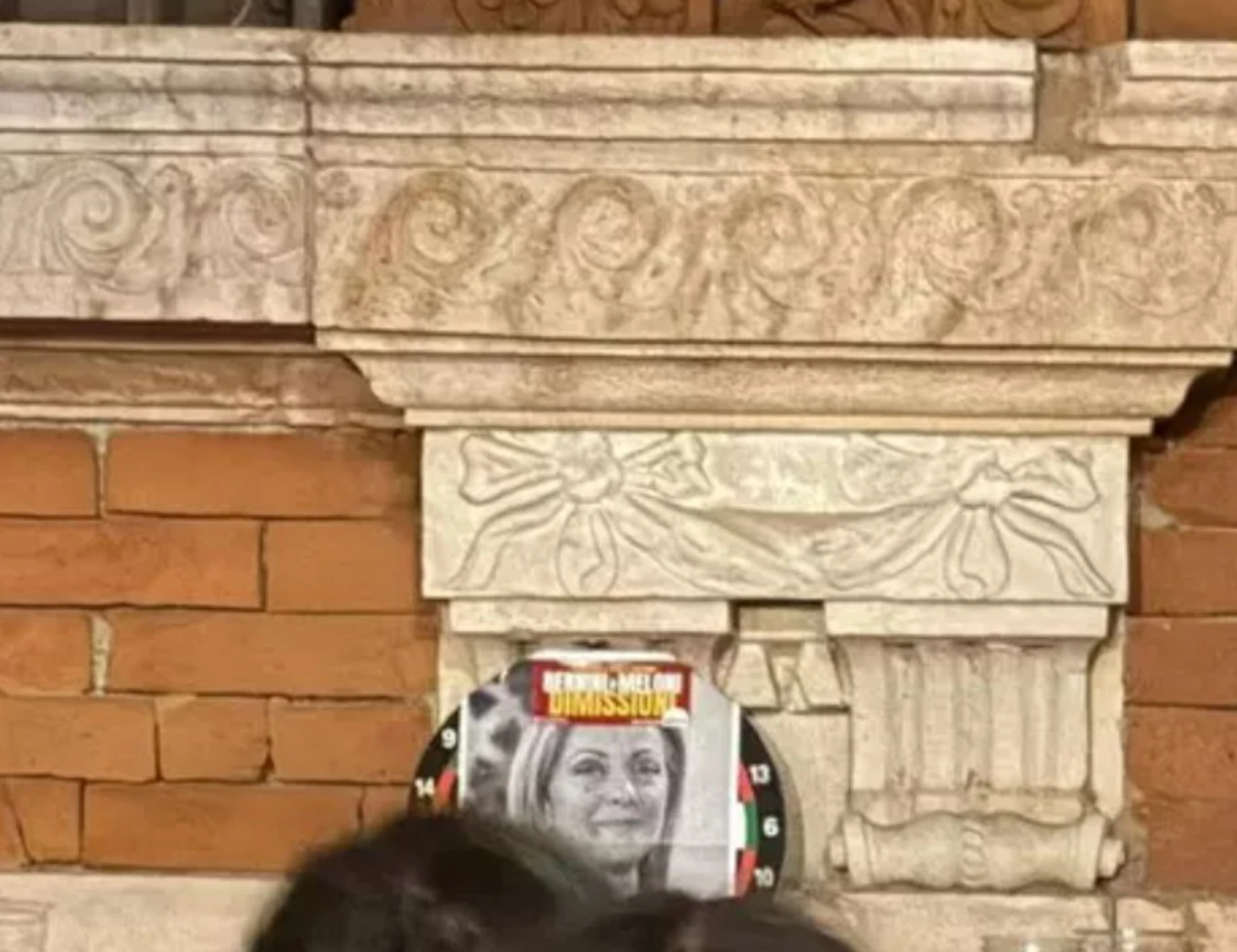 Freccette, il bersaglio è Giorgia Meloni: vergogna in ateneo