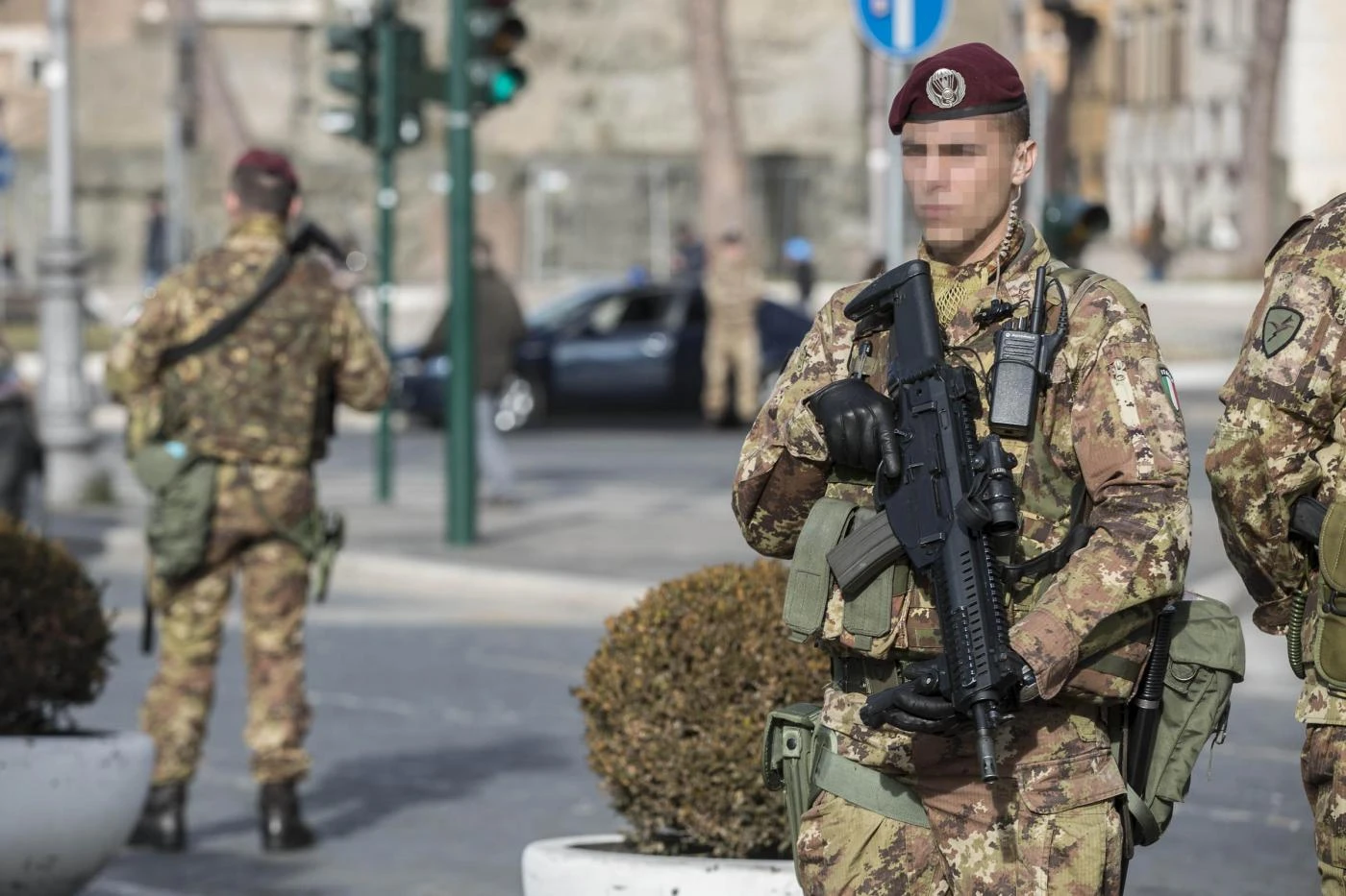 Roma, nordafricano molesta una donna e picchia i poliziotti