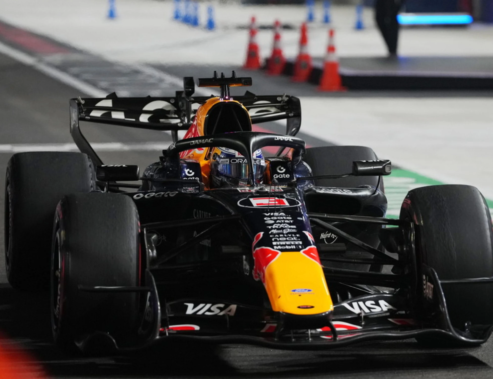 Gp Singapore, trionfa Verstappen davanti a Lecler e Antonelli: male Hamilton