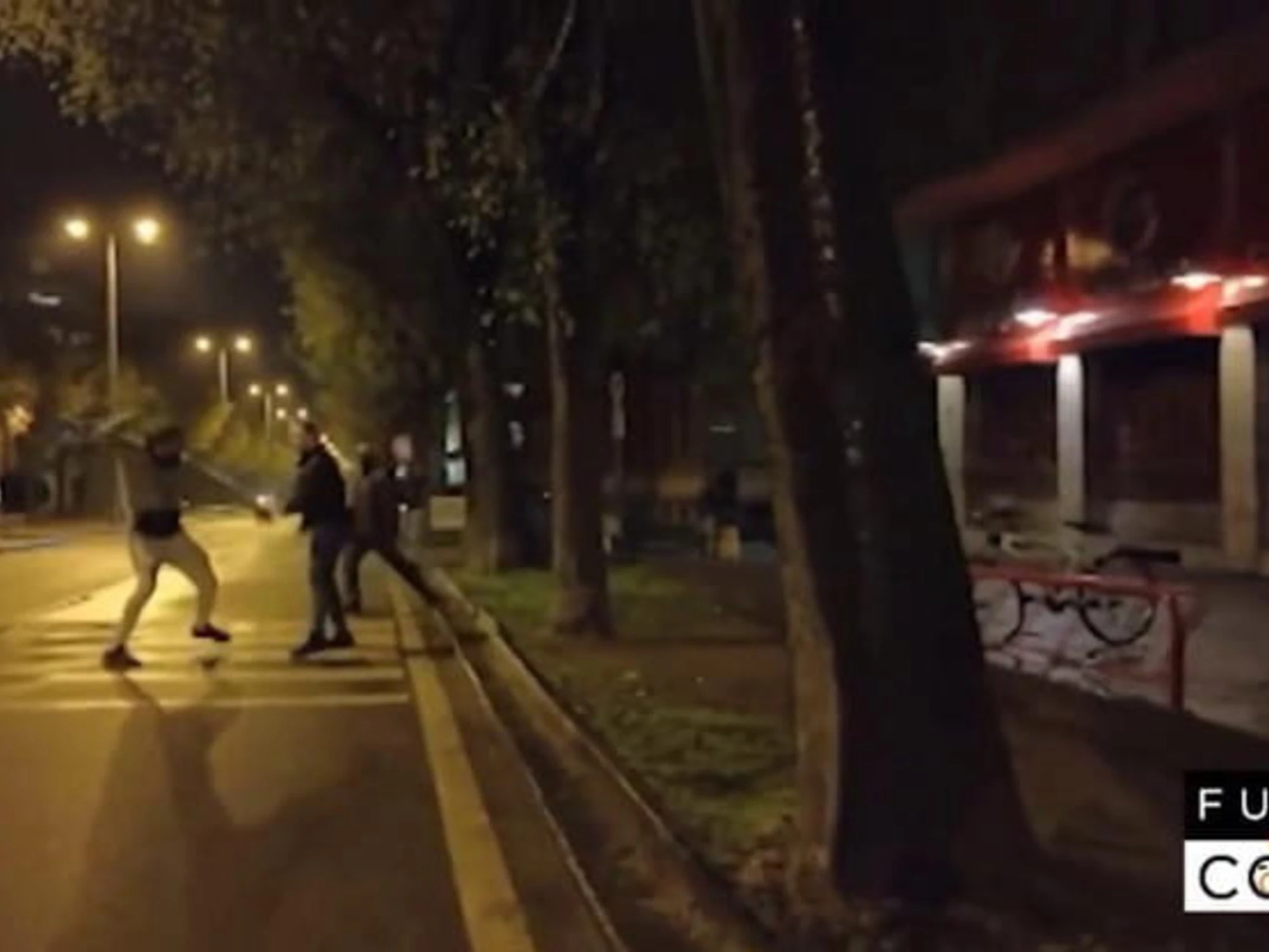 Fuori dal Coro, botte e pistole: assalto dei migranti alla troupe